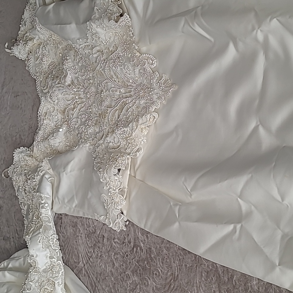Wedding dress. 3 piece wedding dress ivory color. Long detachable train